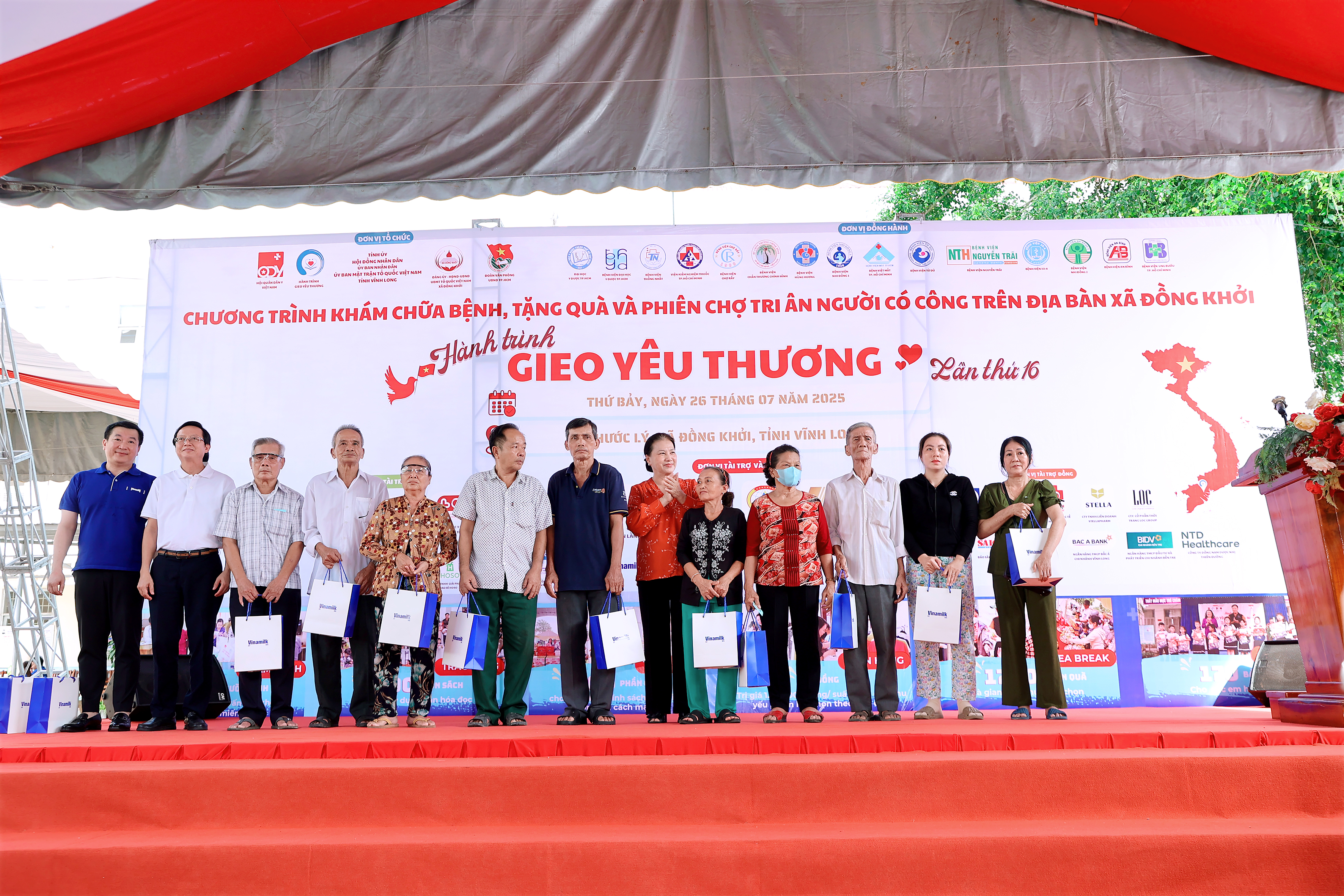 NTD Healthcare đồng hành cùng "Hành trình gieo yêu thương lần thứ 16", mang công nghệ sàng lọc ung thư cổ tử cung CerviCARE AI đến với người dân Vĩnh Long